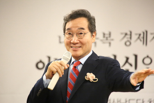 지난 4월5일 새미래민주당 경상남도당 창당대회에 참석해 초대 당대표이자 상임고문으로서 시국강연을 진행 중인 이낙연 전 국무총리.<새미래민주당 제공 사진>